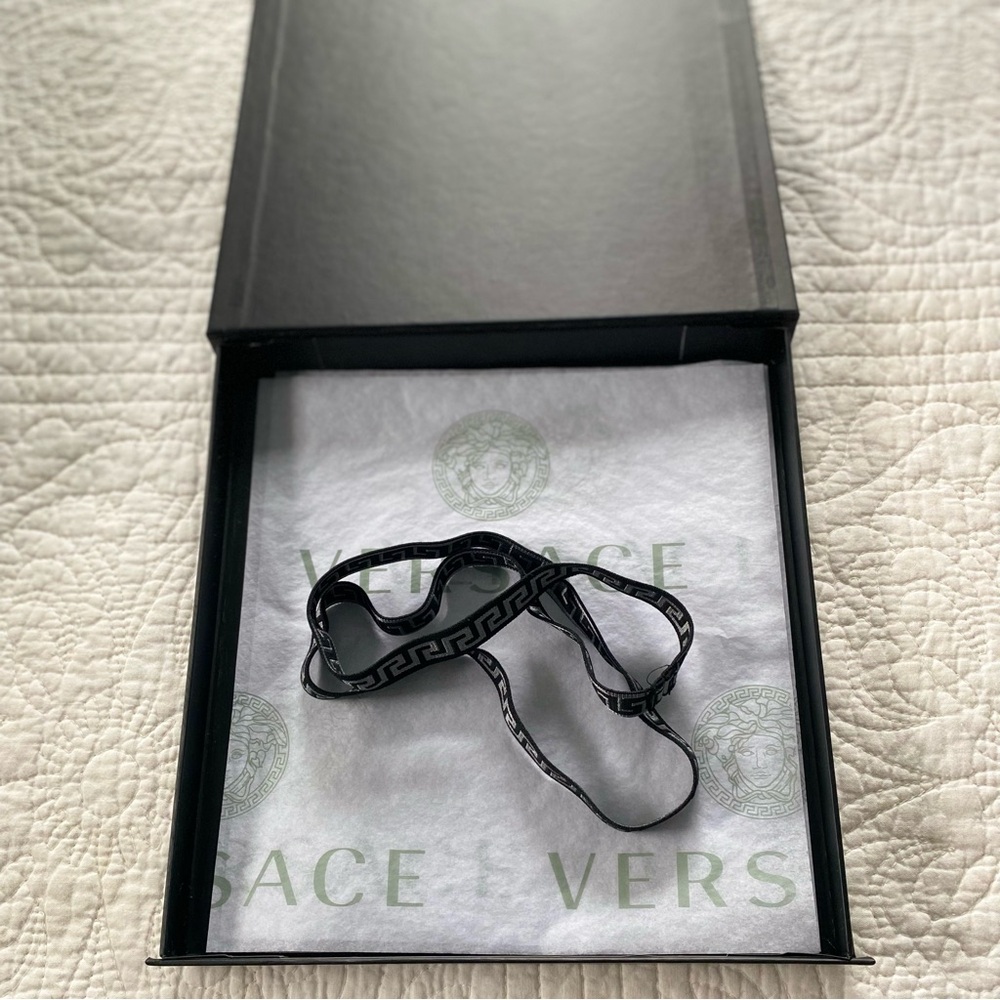VERSACE 9x9x1 Gift Box - Picture 5 of 6